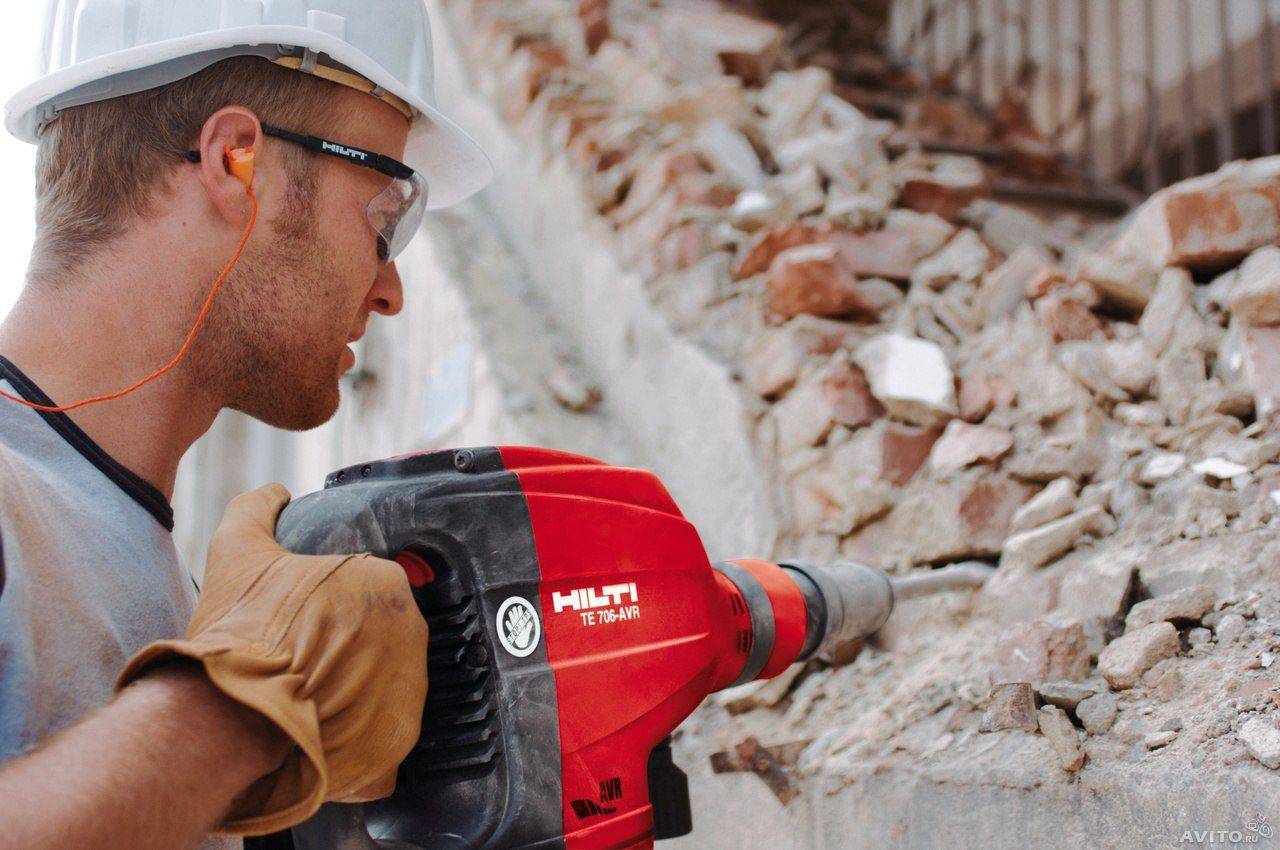 Авито нижний новгород демонтажные работы найти. Hilti te 706. Демонтаж перегородок. Демонтаж кирпичных стен. Демонтаж стен.